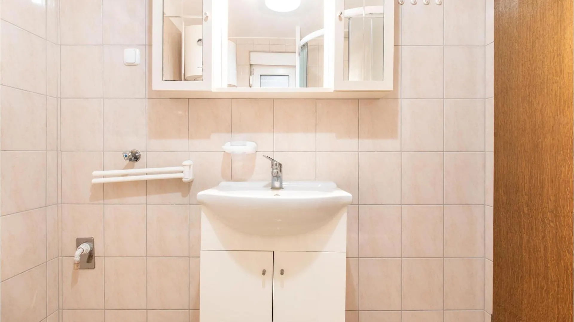 Lovely Apartment In Vir With Kitchen